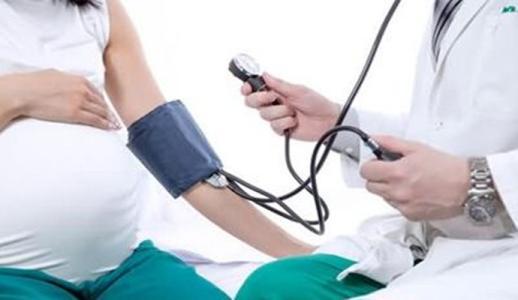 怀孕期间的高血压可能意味着更年期的潮热更严重