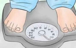 饮食建议和自我称重可能有助于避免体重增加